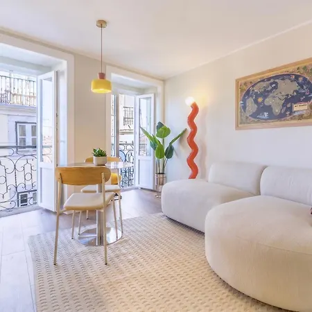 Bright & Stylish Renovated Flat In Heart Of Chiado * Lisboa