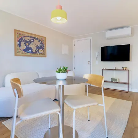 Bright & Stylish Renovated Flat In Heart Of Chiado Lisboa
