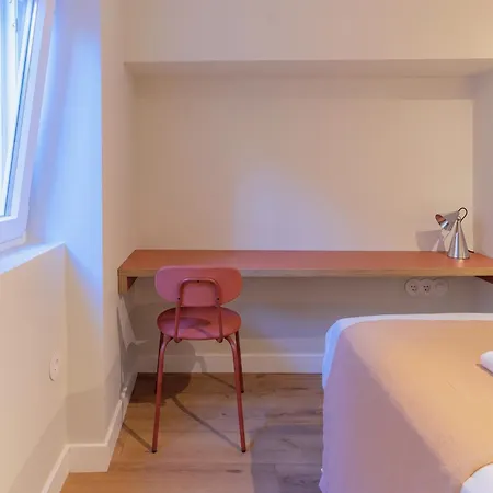 Bright & Stylish Renovated Flat In Heart Of Chiado * Lisboa