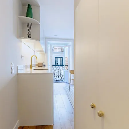 Bright & Stylish Renovated Flat In Heart Of Chiado * Lisboa
