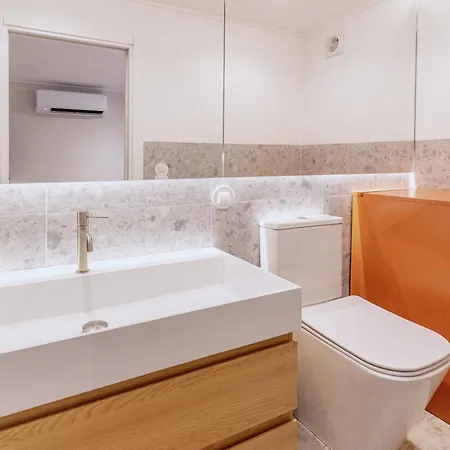 Bright & Stylish Renovated Flat In Heart Of Chiado Lisboa